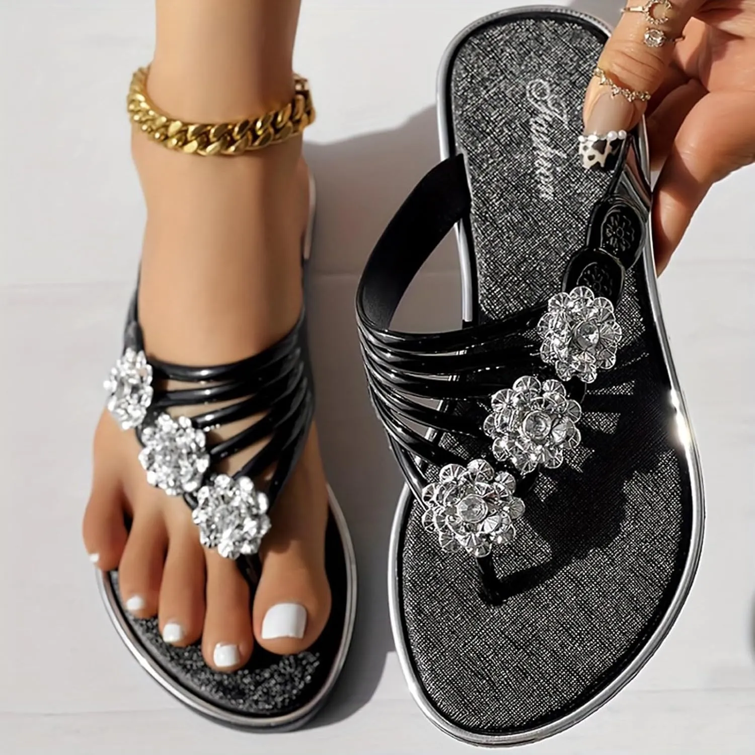 Womens Clip Toe Sandals Summer Flat Flip Flops 2025 Trendy Rhinestone Thong Sandal Beach Lightweight Slippers